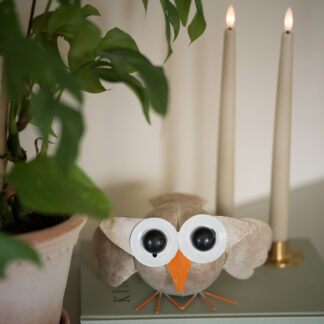 Uggla i hamrad plåt