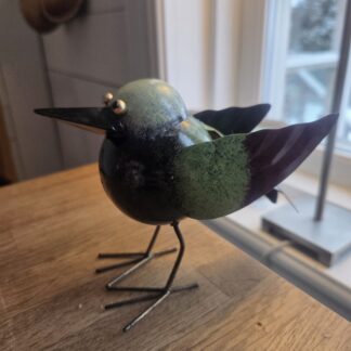 Fågel med grön/vinröda vingar i hamrad plåt