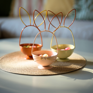 Skål Kanin i hamrad plåt med färg rost och ljusgröna öron